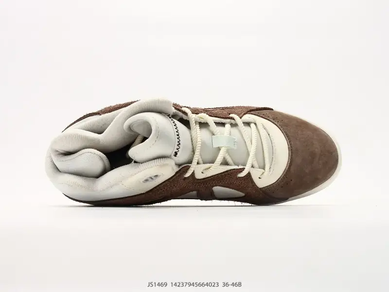 阿迪达斯 ADIDAS BADBO 1.0 BadBo 1.0」将篮球鞋的结构与日常舒适性巧妙融合，延续 adidas BW Army 的复古基因，并以 JS1469