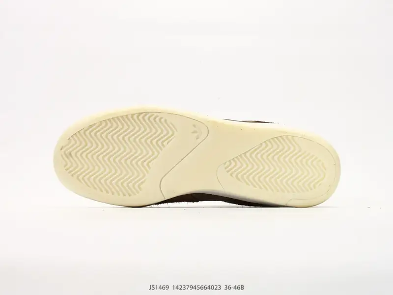 阿迪达斯 ADIDAS BADBO 1.0 BadBo 1.0」将篮球鞋的结构与日常舒适性巧妙融合，延续 adidas BW Army 的复古基因，并以 JS1469