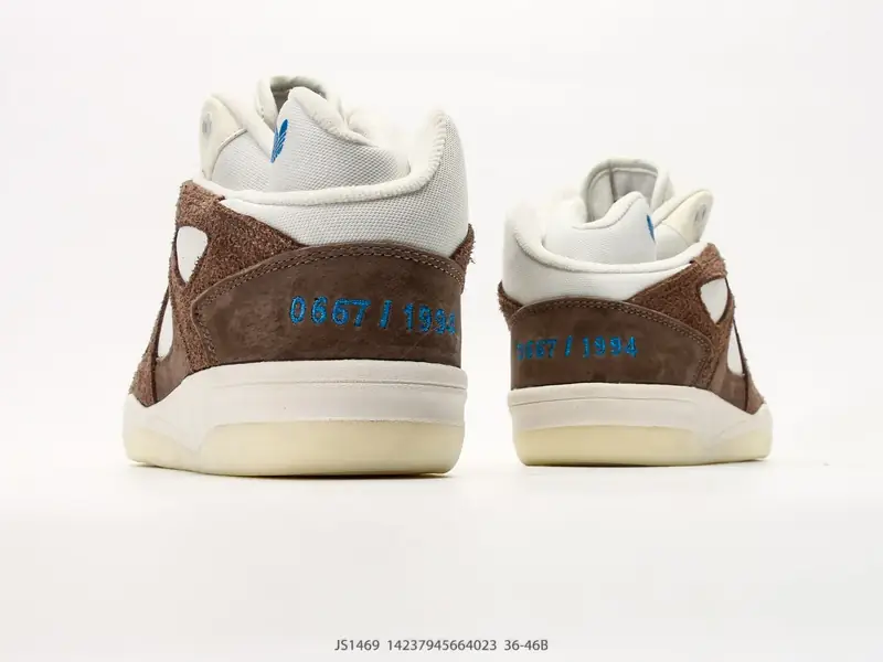 阿迪达斯 ADIDAS BADBO 1.0 BadBo 1.0」将篮球鞋的结构与日常舒适性巧妙融合，延续 adidas BW Army 的复古基因，并以 JS1469