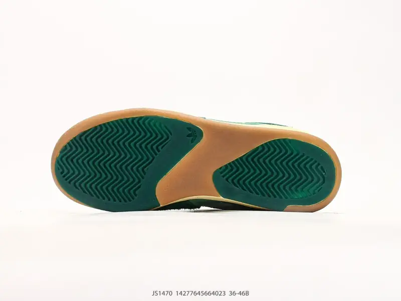 阿迪达斯 ADIDAS BADBO 1.0 BadBo 1.0」将篮球鞋的结构与日常舒适性巧妙融合，延续 adidas BW Army 的复古基因，并以 JS1470 #14277645664023