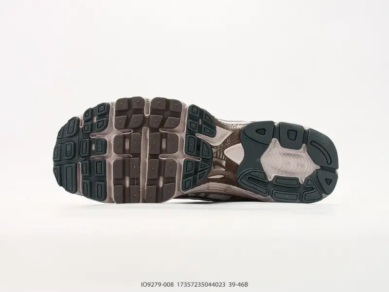 NIKE AIR MAX MOTO 2K 公司级版本 减震防滑复古低帮跑步鞋 材质上使用大面积网眼 皮革 TPU 组成 支撑和透气性肯定不错 IO9279-008 #17357235044023