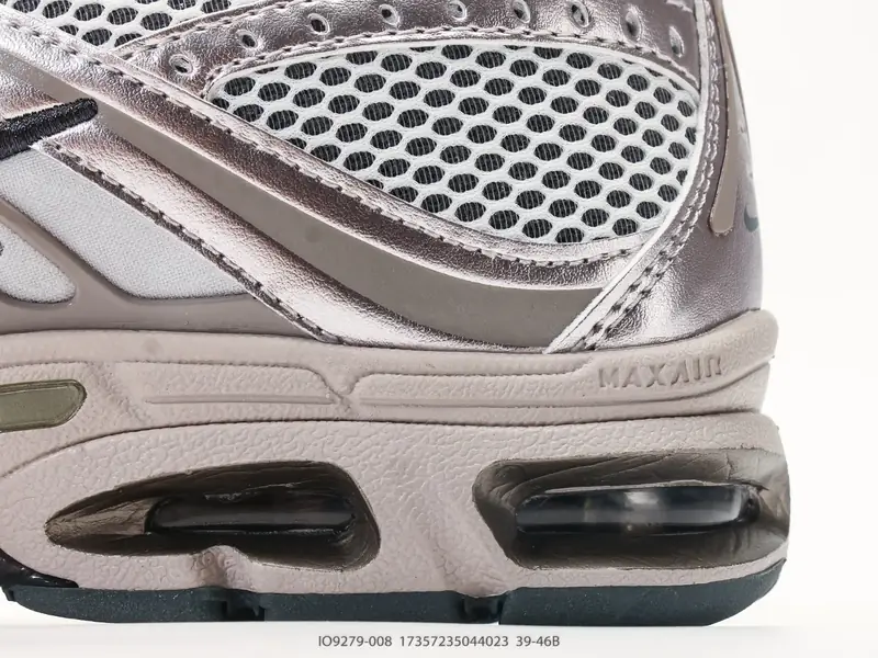 NIKE AIR MAX MOTO 2K 公司级版本 减震防滑复古低帮跑步鞋 材质上使用大面积网眼 皮革 TPU 组成 支撑和透气性肯定不错 IO9279-008 #17357235044023