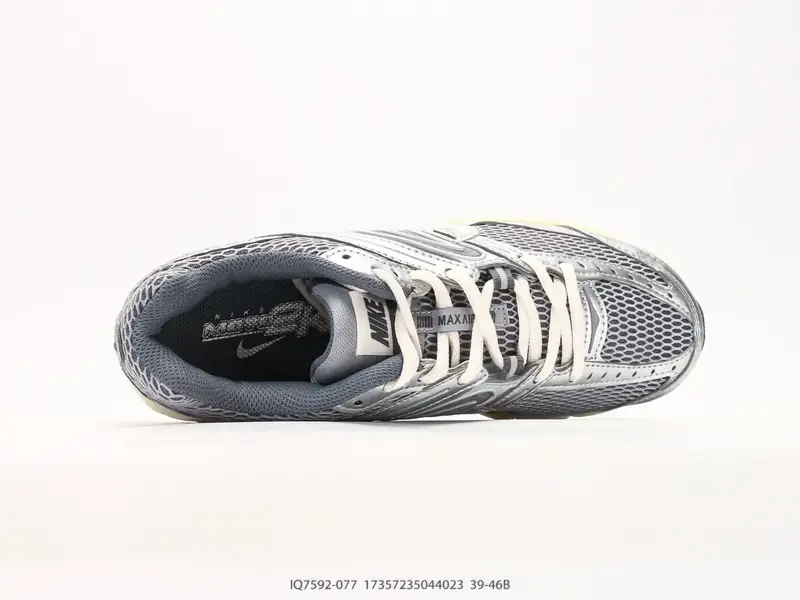 NIKE AIR MAX MOTO 2K 公司级版本 减震防滑复古低帮跑步鞋 材质上使用大面积网眼 皮革 TPU 组成 支撑和透气性肯定不错 IQ7592-077 #17357235044023
