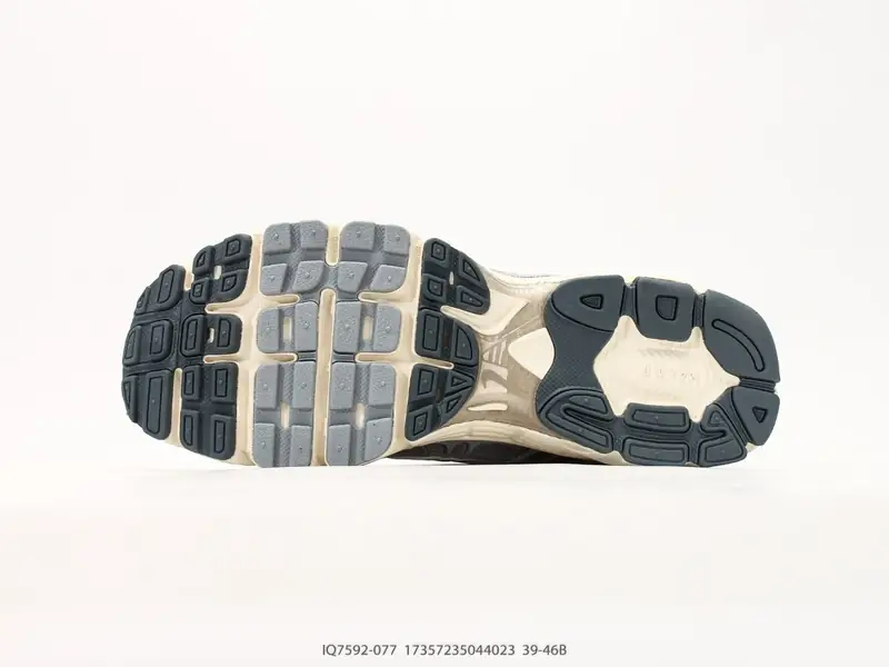 NIKE AIR MAX MOTO 2K 公司级版本 减震防滑复古低帮跑步鞋 材质上使用大面积网眼 皮革 TPU 组成 支撑和透气性肯定不错 IQ7592-077 #17357235044023