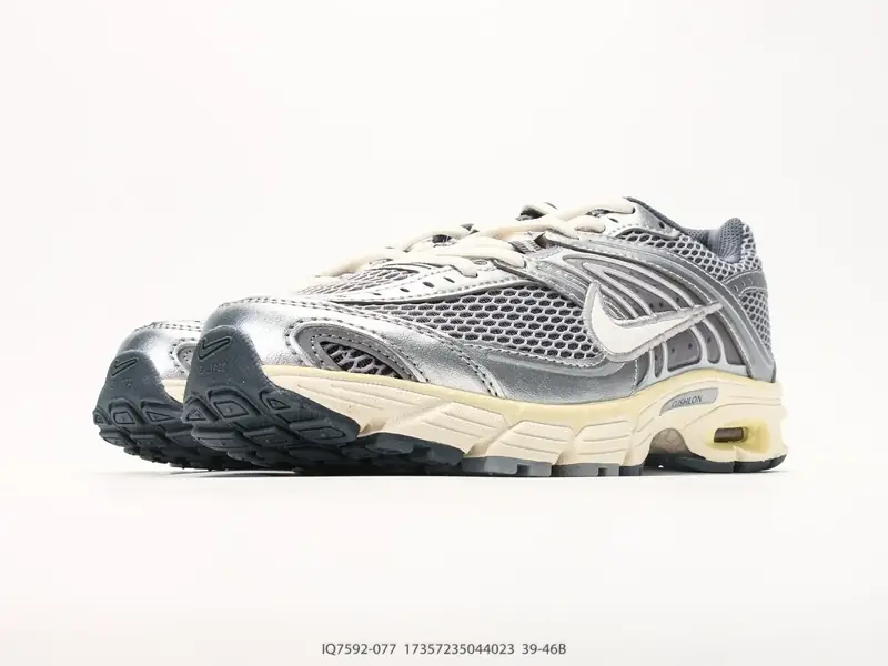 NIKE AIR MAX MOTO 2K 公司级版本 减震防滑复古低帮跑步鞋 材质上使用大面积网眼 皮革 TPU 组成 支撑和透气性肯定不错 IQ7592-077 #17357235044023