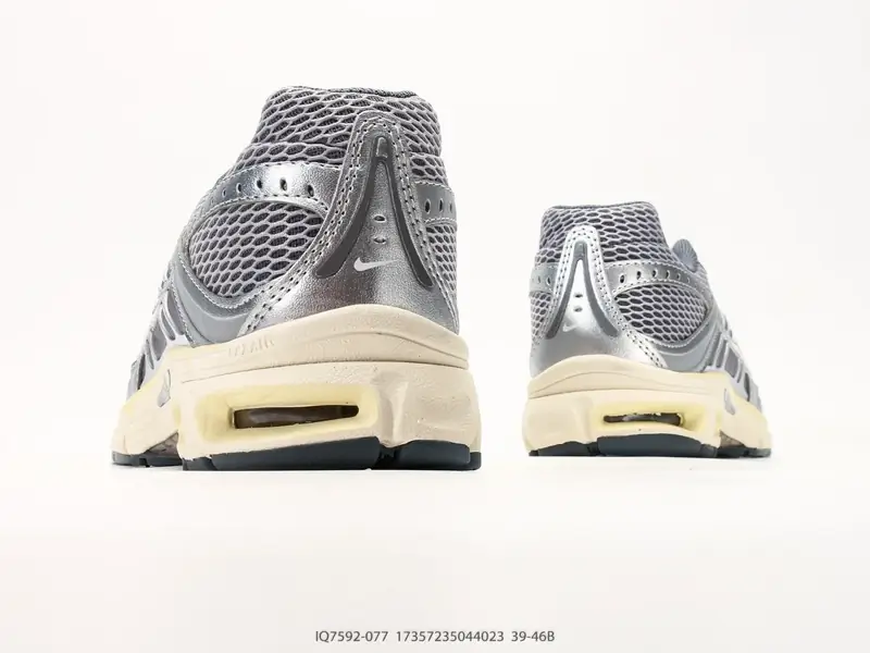 NIKE AIR MAX MOTO 2K 公司级版本 减震防滑复古低帮跑步鞋 材质上使用大面积网眼 皮革 TPU 组成 支撑和透气性肯定不错 IQ7592-077 #17357235044023