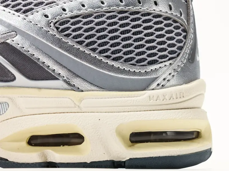 NIKE AIR MAX MOTO 2K 公司级版本 减震防滑复古低帮跑步鞋 材质上使用大面积网眼 皮革 TPU 组成 支撑和透气性肯定不错 IQ7592-077 #17357235044023
