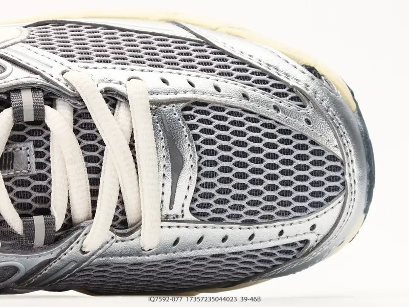 NIKE AIR MAX MOTO 2K 公司级版本 减震防滑复古低帮跑步鞋 材质上使用大面积网眼 皮革 TPU 组成 支撑和透气性肯定不错 IQ7592-077 #17357235044023