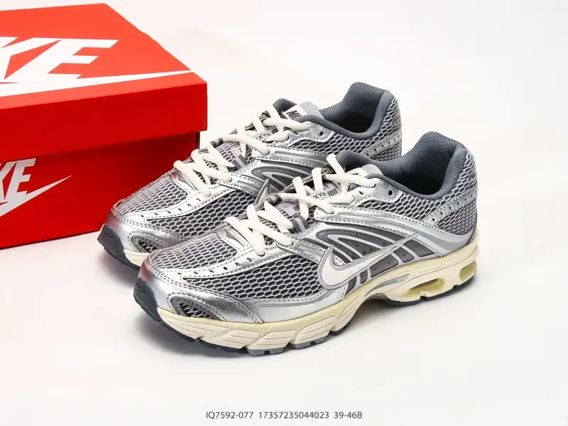 NIKE AIR MAX MOTO 2K 公司级版本 减震防滑复古低帮跑步鞋 材质上使用大面积网眼 皮革 TPU 组成 支撑和透气性肯定不错 IQ7592-077 #17357235044023