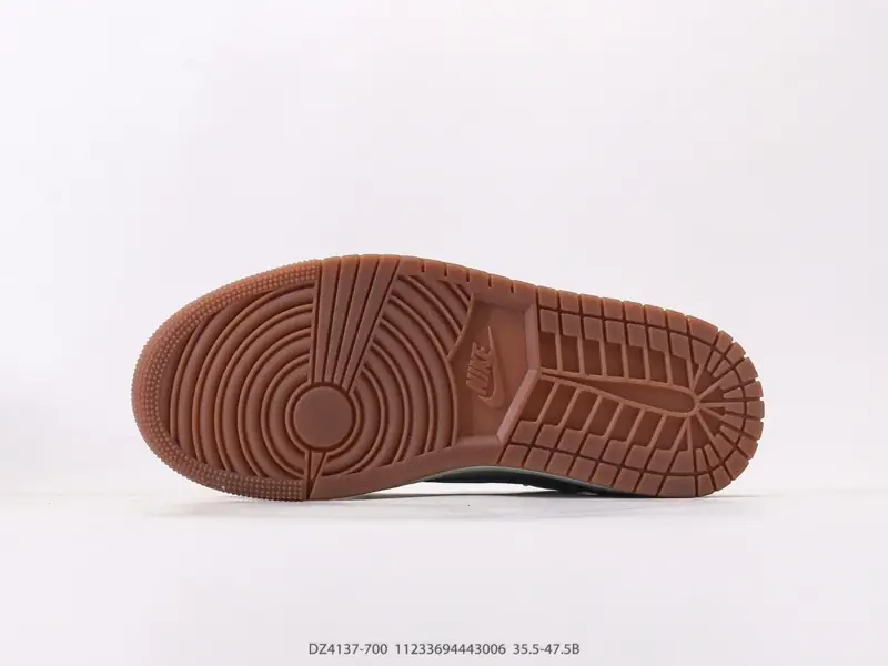 Nike Baskets de basketball Rétro Classique Basse DZ4137-106 #1133694443006