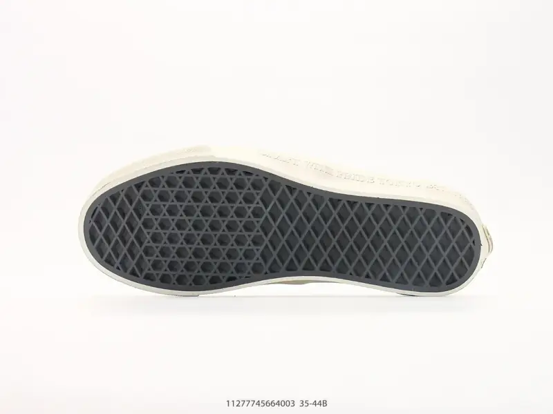 NEIGHBORHOOD x Vans OTW Authentic 44 2026ss 联名款 此次联名选用OTW Authentic 44经典鞋型 全麂皮材质 质感拉满 鞋头压印主题字母 VN000XVJ7VJ #11277745664003